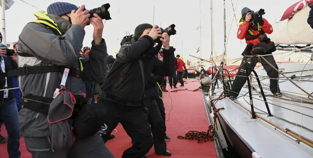 Les photographes en action lors de l'arrivée au ponton d'Alexia Barrier