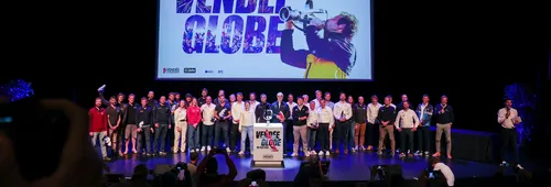 LES SABLES D'OLONNE, FRANCE - 10 MAI 2025 : Tous les skippers sont photographiés avec le vainqueur manquant MACIF Santé Prévoyance, Charlie Dalin (FRA), en arrière-plan, lors de la cérémonie de remise des prix du Vendée Globe, le 10 mai 2025 aux Sables d'Olonne, France - (Photo by Jean-Marie Liot / Alea)