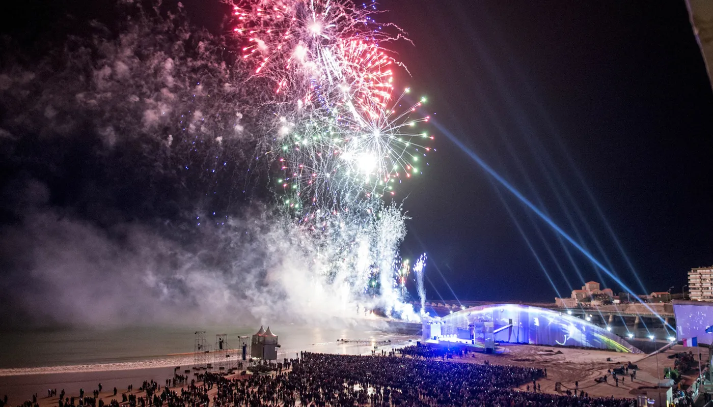 PRIZE CEREMONY AND GABART WALK OF FAME - LES SABLES D'OLONNE (FRA) - 11/05/2013 - GENERAL VIEW OF THE PRIZE CEREMONY FIREWORKS ON THE BEACH