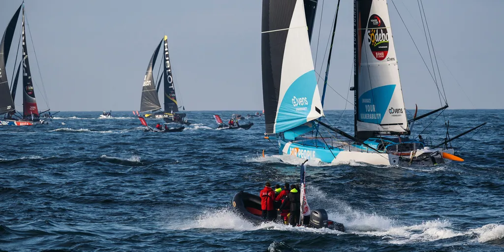 Le skipper de VULNERABLE Thomas Ruyant (FRA) est photographié lors du départ du Vendée Globe, le 10 novembre 2024 aux Sables d'Olonne, France