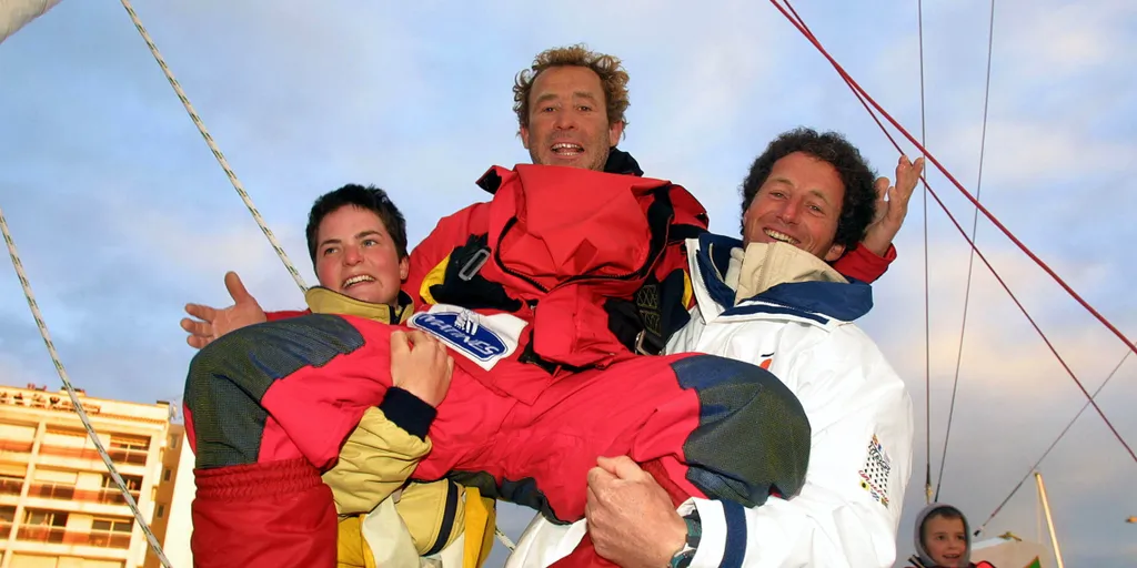Le skipper français Roland Jourdain est soulevé par Ellen Macarthur, 2ème, et Michel Desjoyeaux, vainqueur, après son arrivée à la 3ème place dans le Vendee Globe, tour du monde à la voile en solitaire sans escale et sans assistance, le 13 Février 2001, aux Sables d'Olonne - (Photo Jacques Vapillon / Alea / Vendee Globe)