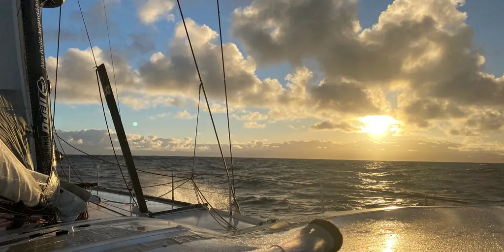 Le soleil se lève entre les nuages