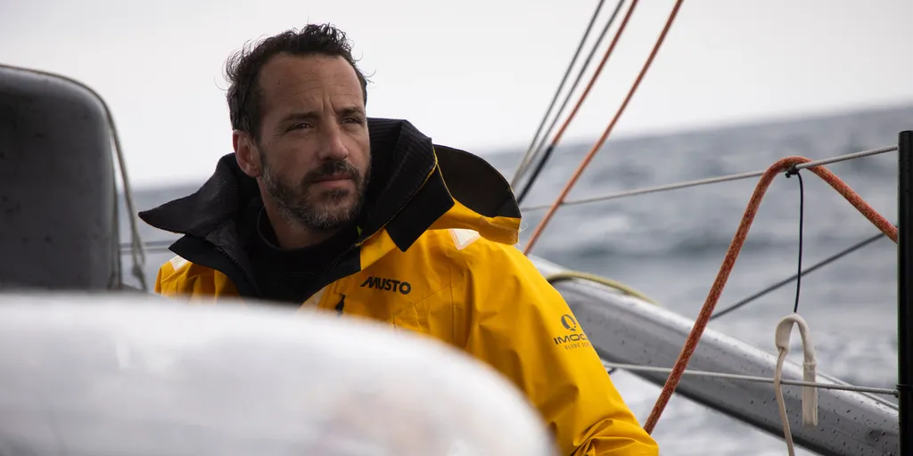 SAINT-MALO, FRANCE - 19 JUIN 2024 : Le skipper de Bureau Vallée Louis Burton (FRA) est photographié le 19 juin 2024 à Saint-Malo, France. (Photo par Benjamin Sellier)