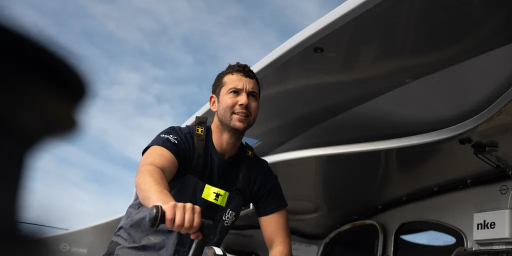 LORIENT, FRANCE - 1ER JANVIER 2020 : Le skipper de Freelance.com, Guirec Soudée (FRA), s'entraîne le 1er janvier 2020 au large de Lorient, France - Photo Adrien Cordier