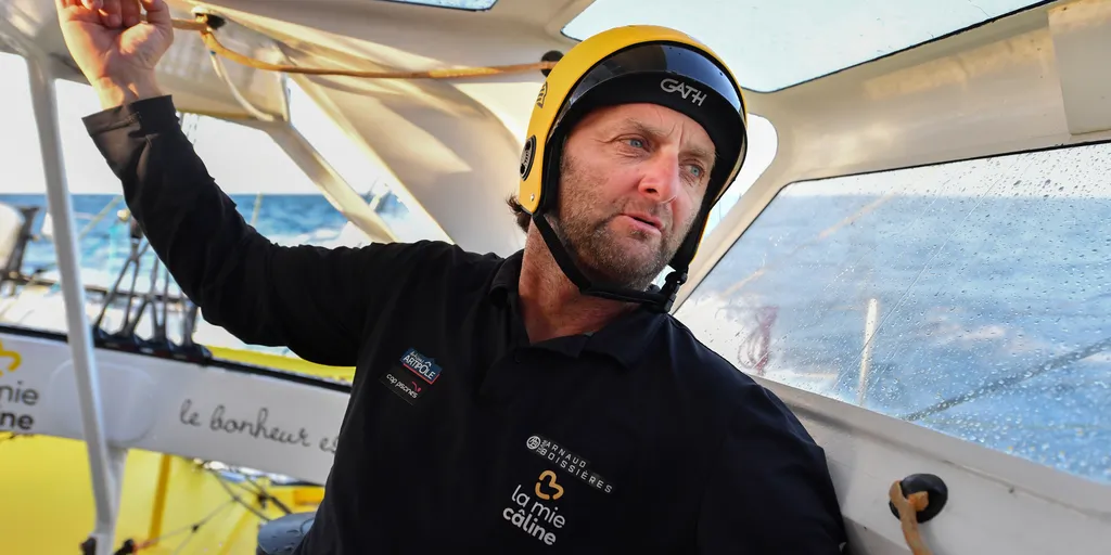 LES SABLES D'OLONNE, FRANCE - 23 JUILLET 2024 : Le skipper de La Mie Caline, Arnaud Boissières (FRA), est photographié le 23 juillet 2024 au large des Sables d'Olonne, France - Photo par Christophe Favreau / La Mie Caline