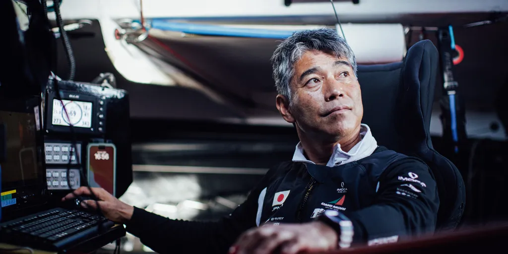 LORIENT, FRANCE - 10 OCTOBRE 2024 : Le skipper de DMG MORI Global One, Kojiro Shiraishi (JAP), est photographié le 10 octobre 2024 au large de Lorient, France - Photo par Josselin Didou - Qaptur / DMG MORI Global One