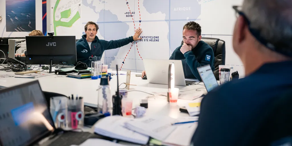 LES SABLES D'OLONNE, FRANCE - 21 OCTOBRE 2024 : La direction de course avec Hubert Lemonnier (Directeur de course), Jacques Caraës, Pierre Hays, Claire Renou et Fabien Delahaye lors du pré-départ du Vendée Globe, le 21 octobre 2024 aux Sables d'Olonne, France - (Photo by Jean-Louis Carli / Alea)