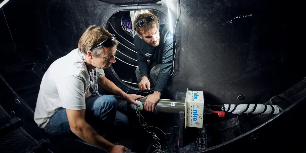 LES SABLES D'OLONNE, FRANCE - 22 OCTOBRE 2024 : Noé Poffa, Ifremer, en compagnie d'un équipier de Paprec Arkéa lors de la distribution d'outils scientifiques en coordination avec l'UNESCO, avant le départ du Vendée Globe, le 22 octobre 2024 aux Sables d'Olonne, France - (Photo by Anne Beauge / Alea)