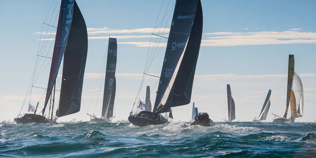LES SABLES D'OLONNE, FRANCE - 8 NOVEMBRE : La flotte prend le départ du Vendée Globe aux Sables d'Olonne, France, le 8 novembre 2020. (Photo par Bernard Le Bars / Alea)