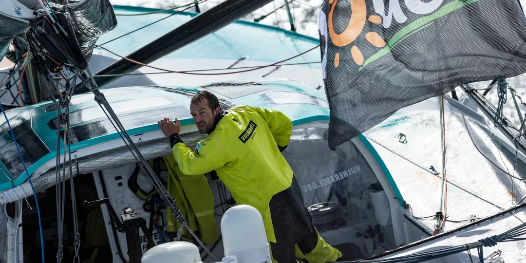 LORIENT, FRANCE - 27 SEPTEMBRE 2024 : Le skipper de VULNERABLE, Sam Goodchild (GBR), à l'entraînement, le 27 septembre 2024 au large de Groix, France - Photo Pierre Bouras