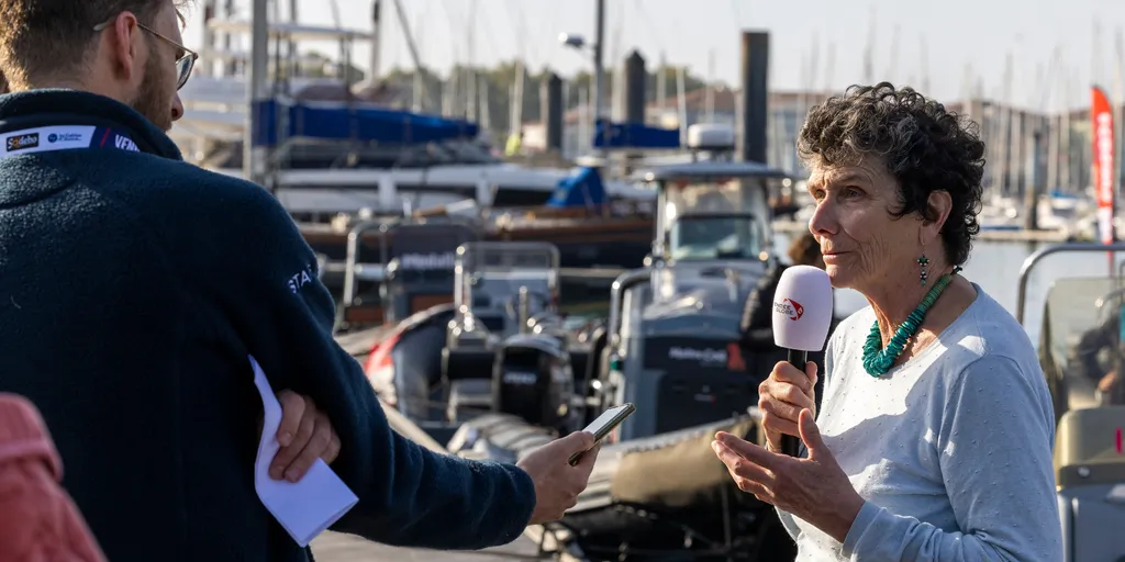 LES SABLES D'OLONNE, FRANCE - 5 NOVEMBRE 2024 : La skipper Isabelle Autissier, ex-compétitrice de la course, est photographiée en train d'être interviewée par Antoine Grenapin, lors du pré-départ du Vendée Globe, le 5 novembre 2024 aux Sables d'Olonne, France - (Photo by Jean-Marie Liot / Alea)