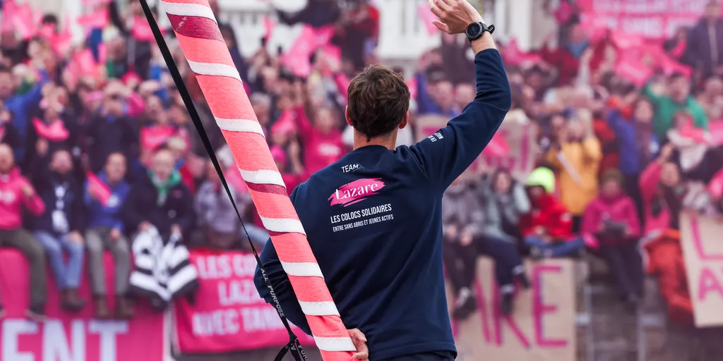 LES SABLES D'OLONNE, FRANCE - 10 NOVEMBRE 2024 : Les spectateurs sont photographiés avant le départ de la 10ème édition du Vendée Globe, le 10 novembre 2024 aux Sables d'Olonne, France. (Photo par Lloyd Images / Alea)