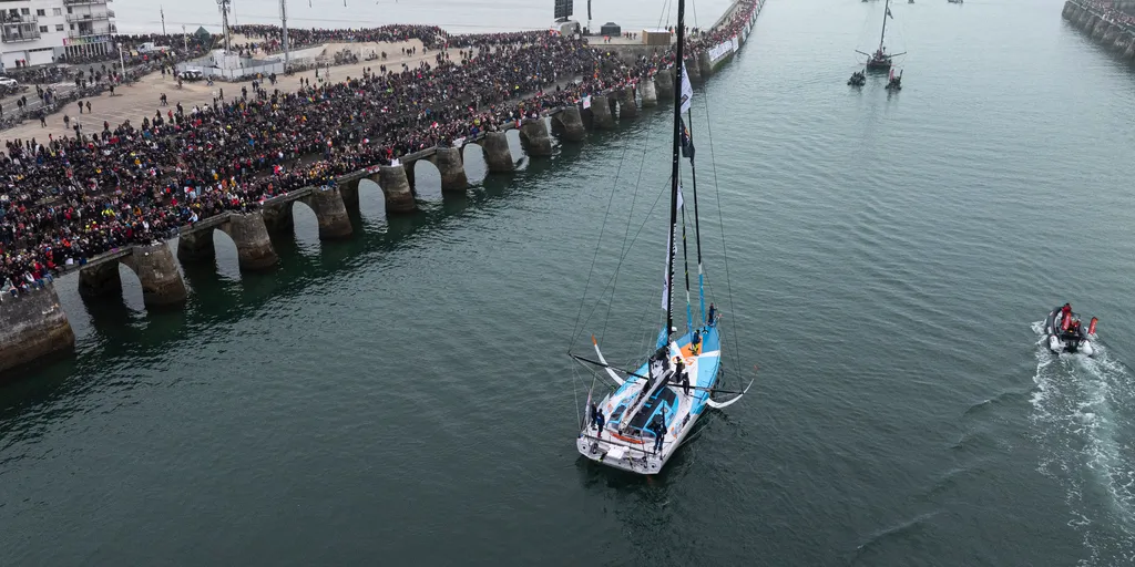 LES SABLES D'OLONNE, FRANCE - 10 NOVEMBRE 2024 : Le skipper de VULNERABLE Thomas Ruyant (FRA) est photographié dans le chenal avant le départ du Vendée Globe, le 10 novembre 2024 aux Sables d'Olonne, France - (Photo by Mark Lloyd / Alea)
