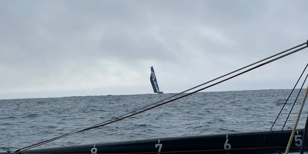 25 DÉCEMBRE 2024 : Photo envoyée depuis le bateau STAND AS ONE - Altavia lors de la course à la voile du Vendée Globe le 25 décembre 2024. (Photo du skipper Eric Bellion) Le skipper de Freelance.com Guirec Soudée (FRA) en vue