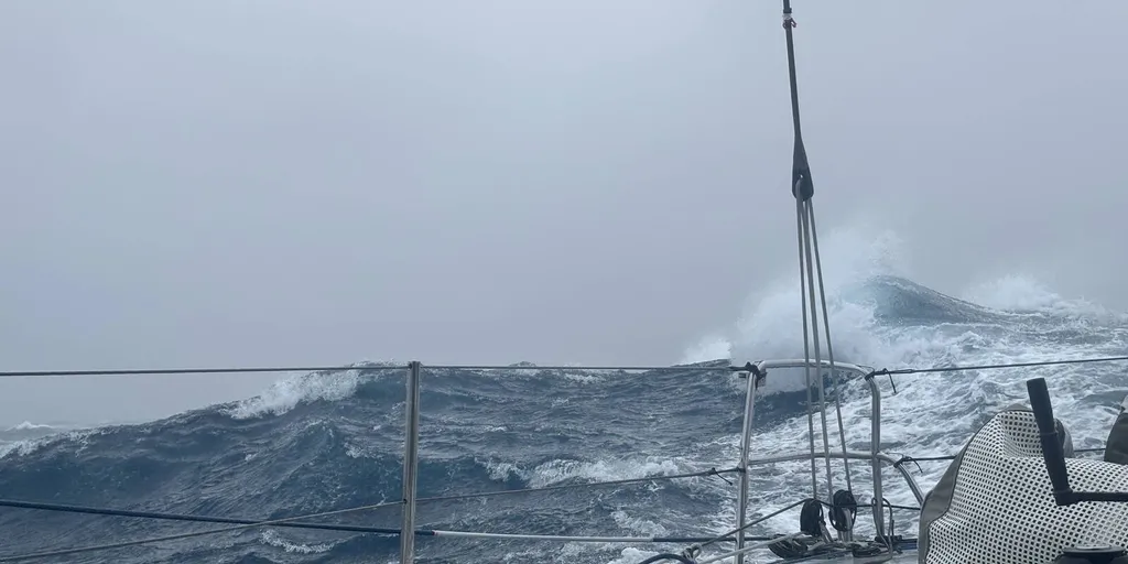 LE 26 DÉCEMBRE 2024 : Photo envoyée depuis le bateau HUMAN Immobilier lors de la course à la voile du Vendée Globe le 26 décembre 2024. (Photo du skipper Antoine Cornic) Vagues