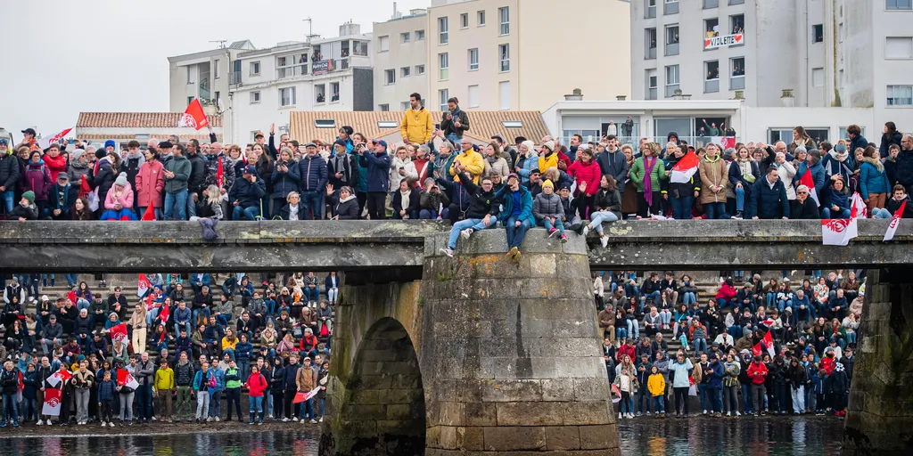 LES SABLES D'OLONNE, FRANCE - 10 NOVEMBRE 2024 : La foule est photographiée dans le chenal avant le départ du Vendée Globe, le 10 novembre 2024 aux Sables d'Olonne, France - (Photo by Bernard Le Bars / Alea)