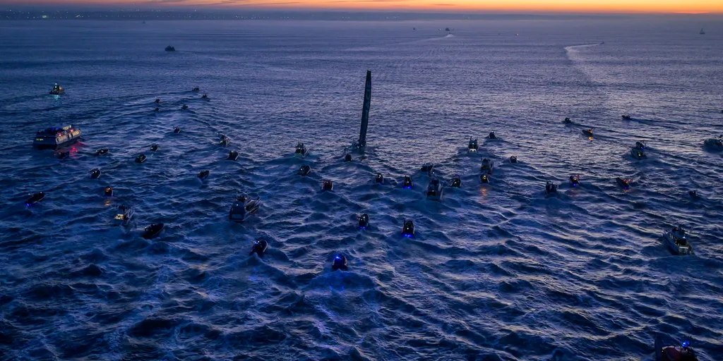LES SABLES D'OLONNE, FRANCE - 14 JANVIER 2025 : Le skipper de MACIF Santé Prévoyance Charlie Dalin (FRA) est photographié après avoir remporté le Vendée Globe 2024, le 14 janvier 2025 aux Sables d'Olonne, France. (Photo par Olivier Blanchet / Alea)