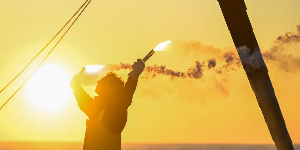 LES SABLES D'OLONNE, FRANCE - 14 JANVIER 2025 : Charlie Dalin (FRA), skipper de MACIF Santé Prévoyance, est photographié en train de fêter avec des fusées éclairantes sa victoire sur le Vendée Globe, le 14 janvier 2025 aux Sables d'Olonne, France - (Photo Jean-Louis Carli / Alea)