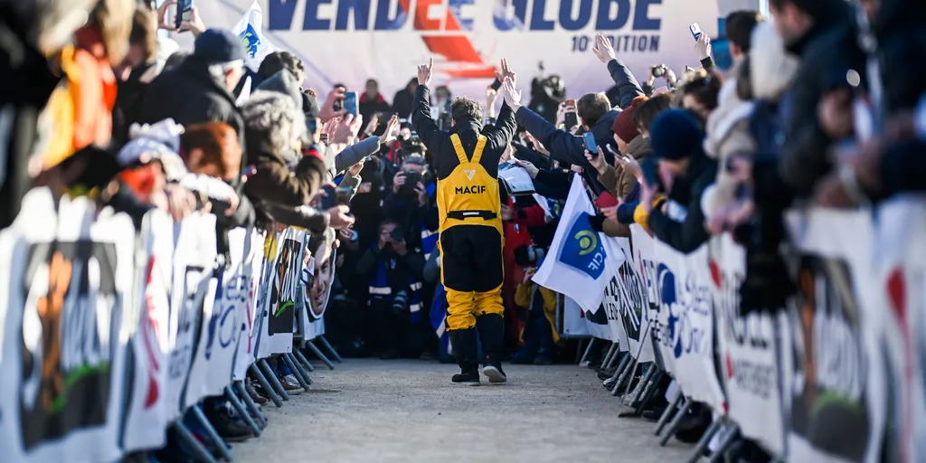 LES SABLES D'OLONNE, FRANCE - 14 JANVIER 2025 : Charlie Dalin (FRA), skipper de MACIF Santé Prévoyance, est photographié sur le ponton après avoir remporté le Vendée Globe 2024, le 14 janvier 2025 aux Sables d'Olonne, France. (Photo Jean-Louis Carli / Alea)