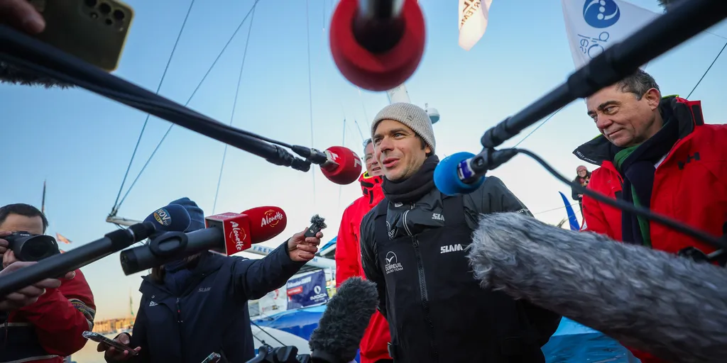 LES SABLES D'OLONNE, FRANCE - 17 JANVIER 2025 : Le skipper de Groupe Dubreuil Sébastien Simon (FRA) est interviewé par les médias après avoir pris la 3e place du Vendée Globe, le 17 janvier 2025 aux Sables d'Olonne, France - (Photo by Jean-Marie Liot / Alea)