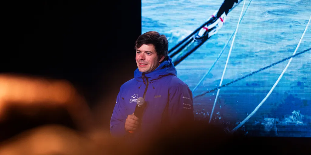 LES SABLES D'OLONNE, FRANCE - 17 JANVIER 2025 : Le skipper de Groupe Dubreuil Sébastien Simon (FRA) est photographié au Skipper Finisher Club du Vendée Globe, le 17 janvier 2025 aux Sables d'Olonne, France - (Photo by Mark Lloyd / Alea)
