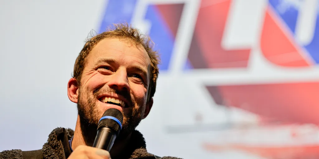 LES SABLES D'OLONNE, FRANCE - 25 JANVIER 2025 : Le skipper de VULNERABLE Sam Goodchild (GBR) est photographié lors de sa conférence de presse après avoir pris la 9ème place du Vendée Globe, le 25 janvier 2025 aux Sables d'Olonne, France - (Photo by Anne Beauge / Alea)