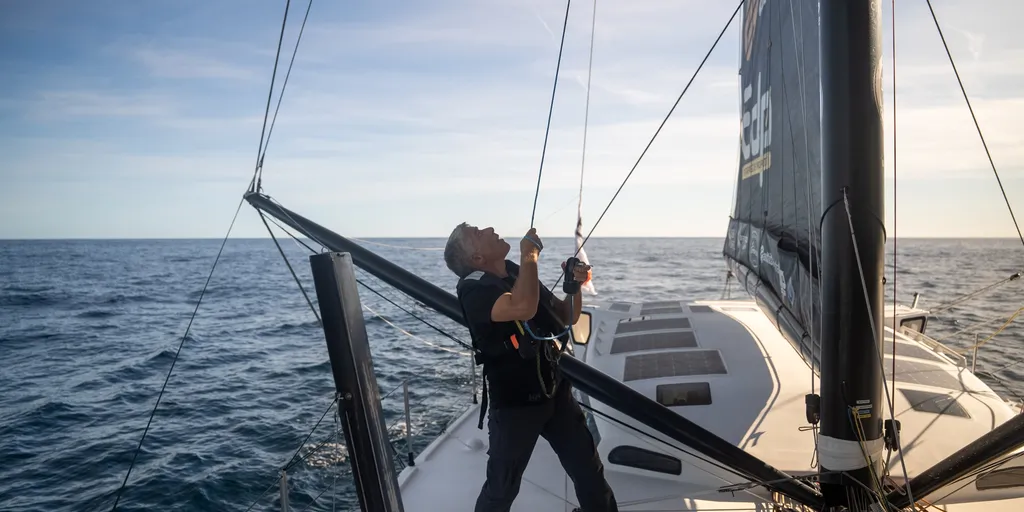LES SABLES D'OLONNE, FRANCE - 13 SEPTEMBRE 2024 : Le skipper de Coup de Pouce Manuel Cousin (FRA) est photographié le 13 septembre 2024 au large des Sables d'Olonne, France - Photo par Jimmy Horel