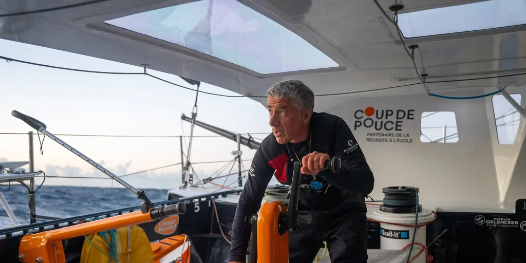 LORIENT, FRANCE - 12 SEPTEMBRE 2024 : Le skipper de Coup de Pouce Manuel Cousin (FRA) s'entraîne le 12 septembre 2024 au large de Lorient, France - Photo par Jimmy Horel
