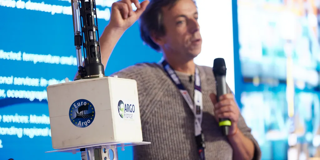 LES SABLES D'OLONNE, FRANCE - 23 OCTOBRE 2024 : Des experts sont photographiés lors d'un briefing d'explication sur l'utilisation des bouées flottantes ARGO et des photomètres, aux skippers, lors du pré-départ du Vendée Globe, le 23 octobre 2024 aux Sables d'Olonne, France - (Photo by Anne Beauge / Alea)