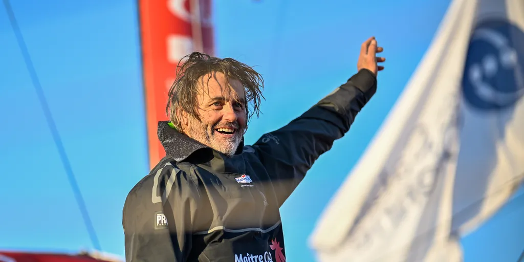 LES SABLES D'OLONNE, FRANCE - 02 FEVRIER 2025 : Le skipper de Maître CoQ V Yannick Bestaven (FRA) est photographié à son arrivée aux Sables d'Olonne après son abandon du Vendée Globe, le 02 février 2025 - (Photo by Jean-Louis Carli / Alea)