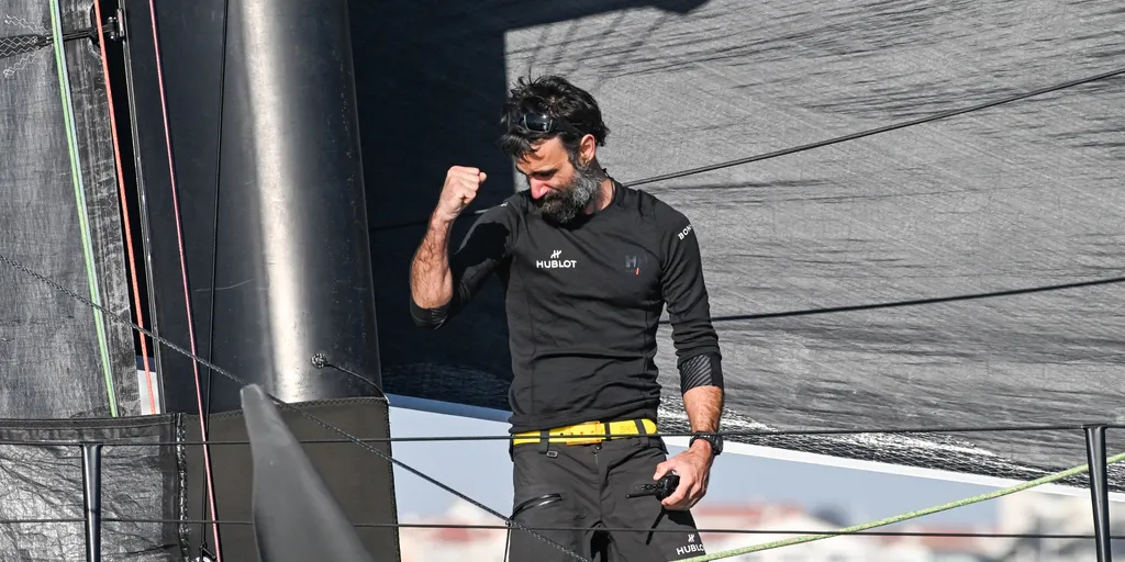 LES SABLES D'OLONNE, FRANCE - 03 FEVRIER 2025 : Alan Roura (SUI), skipper de Hublot, est photographié après avoir pris la 18e place du Vendée Globe, le 03 février 2025 aux Sables d'Olonne, France - (Photo by Vincent Curutchet / Alea)