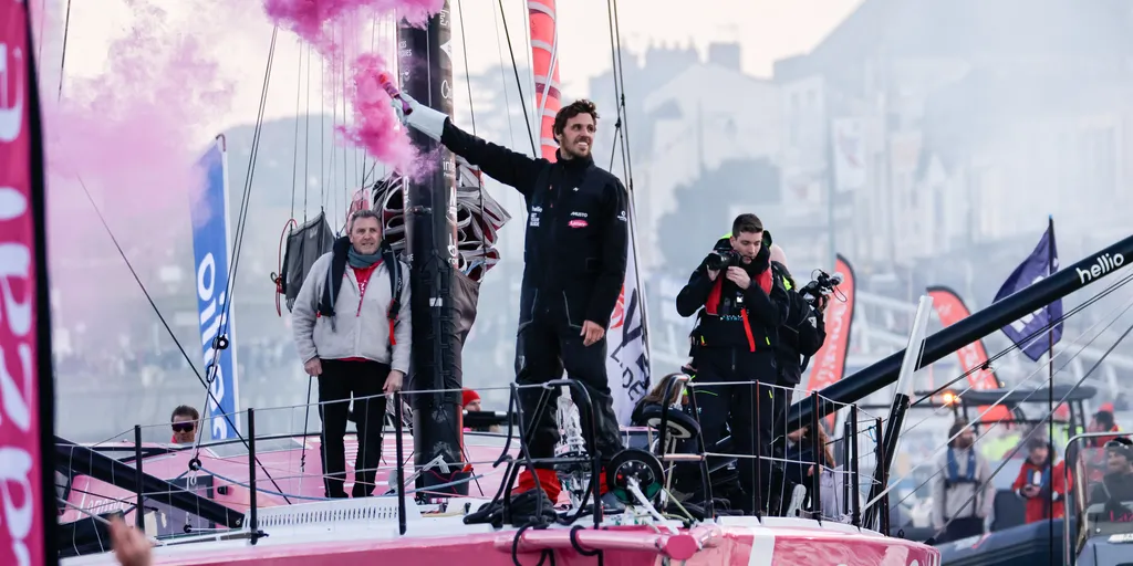 LES SABLES D'OLONNE, FRANCE - 03 FEVRIER 2025 : Tanguy Le Turquais (FRA), skipper de Lazare, est photographié dans le chenal après avoir pris la 17ème place du Vendée Globe, le 03 février 2025 aux Sables d'Olonne, France - (Photo by Anne Beauge / Alea)