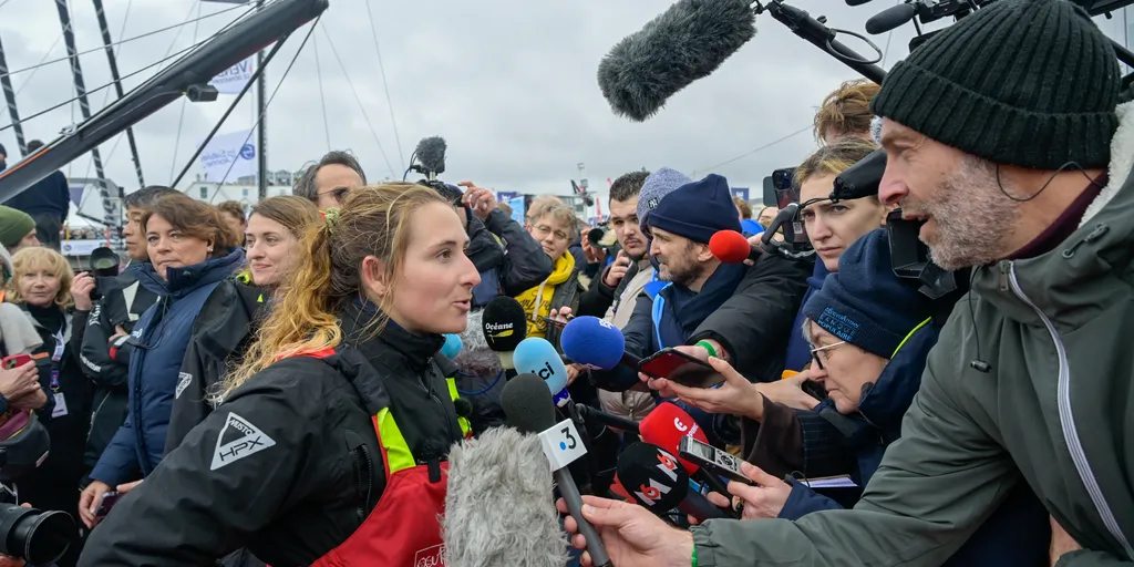 LES SABLES D'OLONNE, FRANCE - 09 FEVRIER 2025 : Violette Dorange (FRA), skipper de DeVenir, est interviewée par les médias après avoir pris la 25ème place du Vendée Globe, le 09 février 2025 aux Sables d'Olonne, France - (Photo by Olivier Blanchet / Alea)