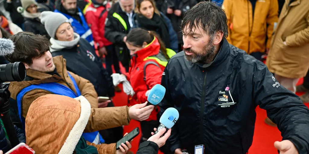 LES SABLES D'OLONNE, FRANCE - 09 FEVRIER 2025 : Le skipper de Fives Group - Lantana Environnement Louis Duc (FRA) est interviewé par les médias après avoir pris la 26ème place du Vendée Globe, le 09 février 2025 aux Sables d'Olonne, France - (Photo by Jean-Louis Carli / Alea)