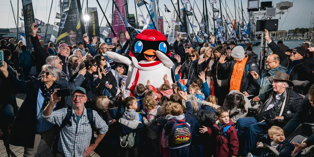 LES SABLES D'OLONNE, FRANCE - 8 NOVEMBRE 2024 : La mascotte Adélie pose avec la foule sur les pontons, dans une série spécifique de portraits réalisés lors du pré-départ du Vendée Globe, le 8 novembre 2024 aux Sables d'Olonne, France - (Photo by Jean-Louis Carli - Vincent Curutchet / Alea).