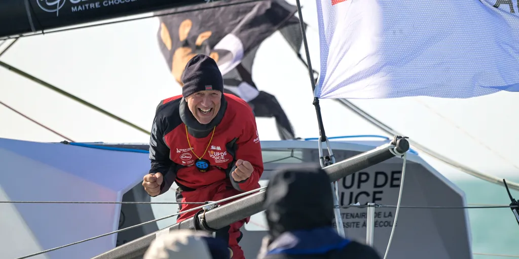 LES SABLES D'OLONNE, FRANCE - 01 MARS 2025 : Le skipper de Coup de Pouce Manuel Cousin (FRA) est photographié, prenant la 31e place du Vendée Globe, le 01 mars 2025 aux Sables d'Olonne, France - (Photo by Olivier Blanchet / Alea)