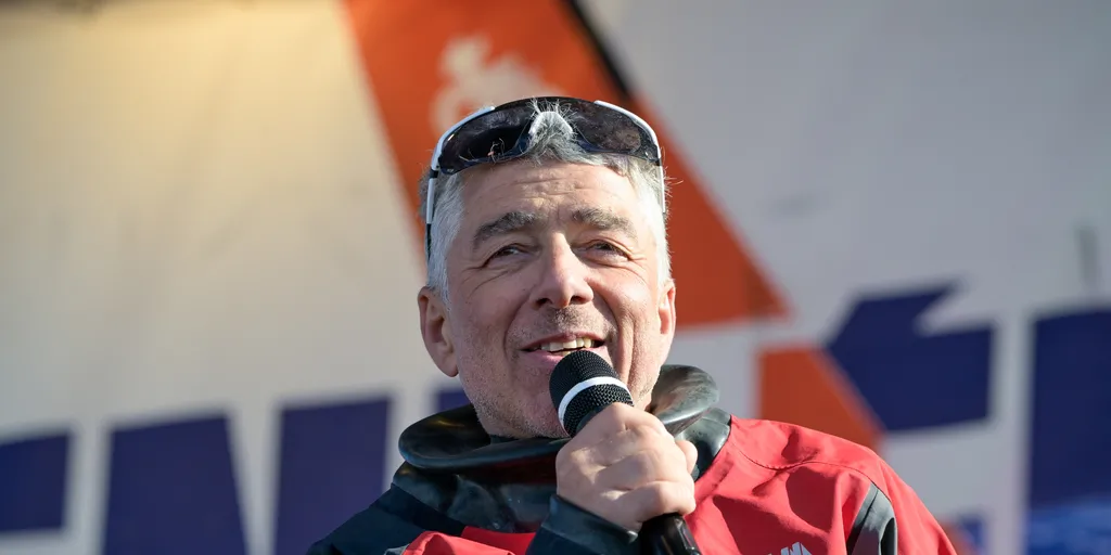LES SABLES D'OLONNE, FRANCE - 01 MARS 2025 : Le skipper de Coup de Pouce Manuel Cousin (FRA) est photographié sur scène après avoir pris la 31e place du Vendée Globe, le 01 mars 2025 aux Sables d'Olonne, France - (Photo by Olivier Blanchet / Alea)