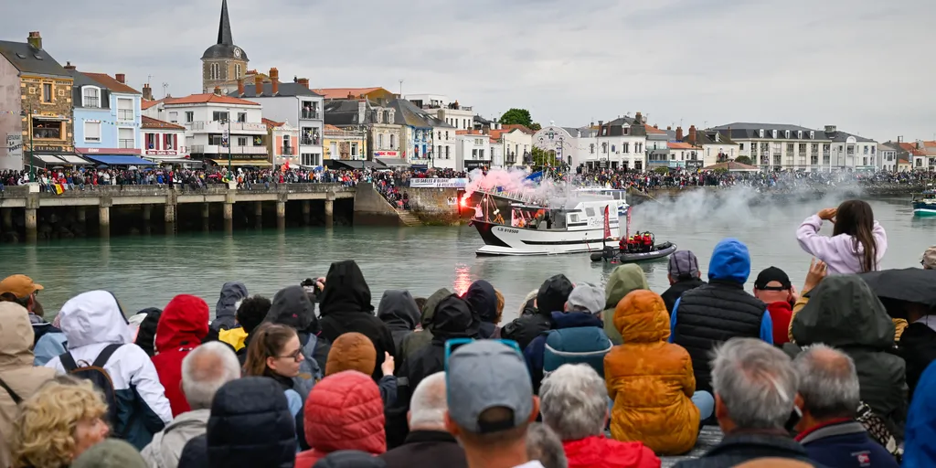 LES SABLES D'OLONNE, FRANCE - 10 MAI 2025 : Des skippers et diverses activités sont photographiés lors de la parade nautique de la remise des prix du Vendée Globe, le 10 mai 2025 aux Sables d'Olonne, France - (Photo by Jean-Louis Carli / Alea)