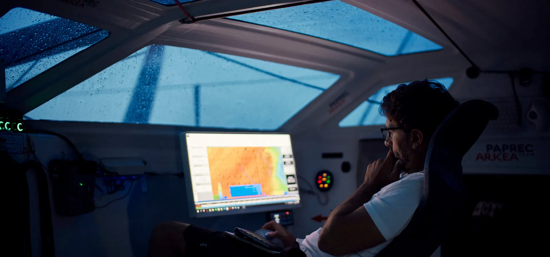 Yoann Richomme travaillant sa météo à bord de Paprec Arkéa