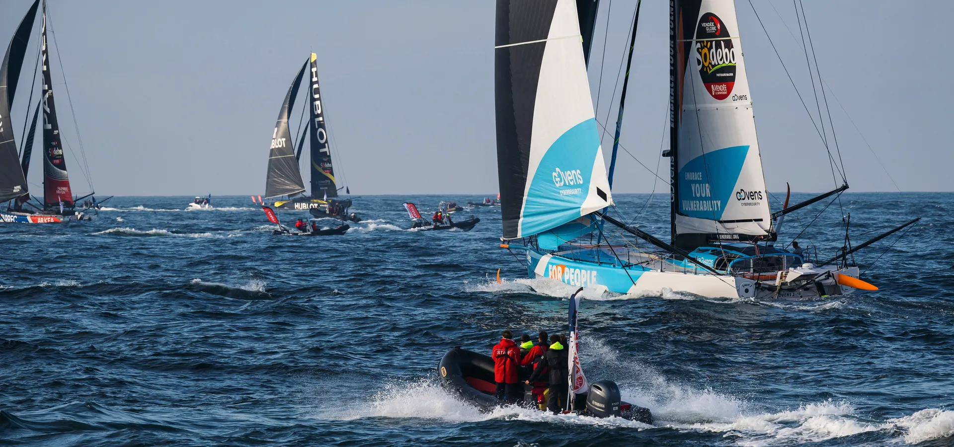 Le skipper de VULNERABLE Thomas Ruyant (FRA) est photographié lors du départ du Vendée Globe, le 10 novembre 2024 aux Sables d'Olonne, France