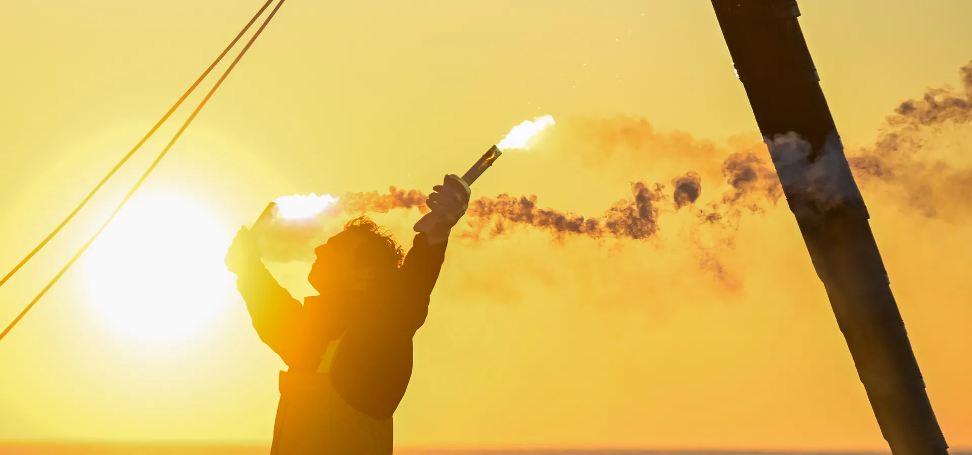 LES SABLES D'OLONNE, FRANCE - 14 JANVIER 2025 : Charlie Dalin (FRA), skipper de MACIF Santé Prévoyance, est photographié en train de fêter avec des fusées éclairantes sa victoire sur le Vendée Globe, le 14 janvier 2025 aux Sables d'Olonne, France - (Photo Jean-Louis Carli / Alea)