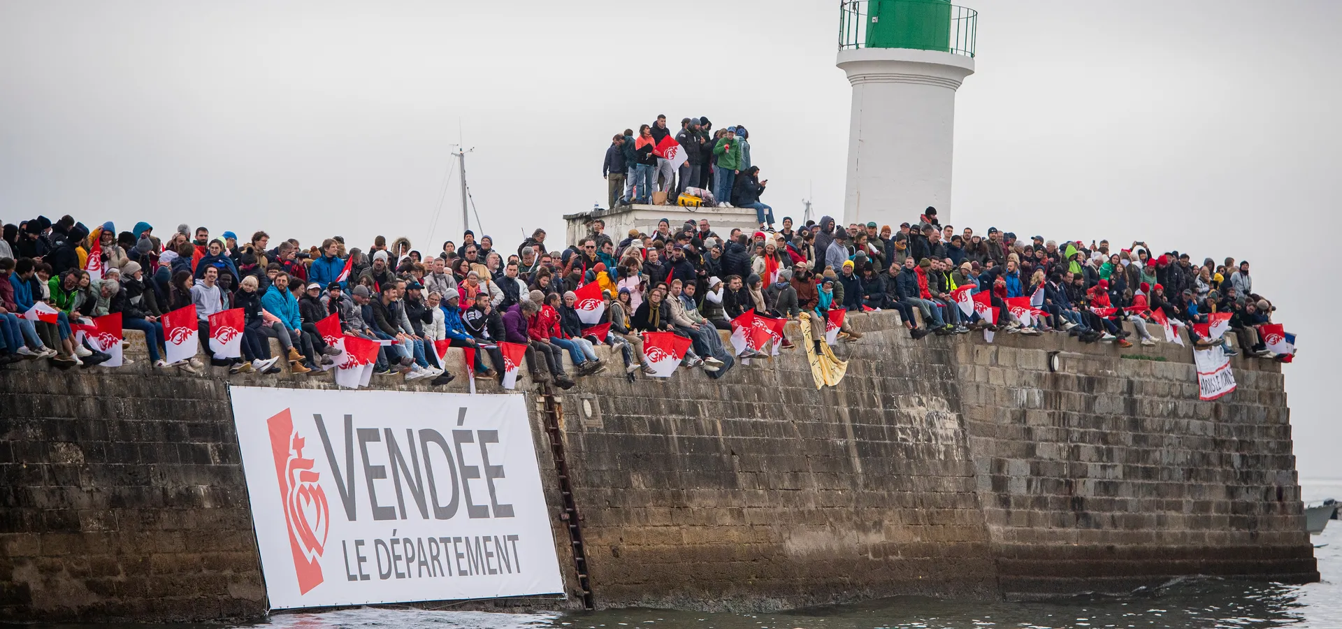 LES SABLES D'OLONNE, FRANCE - 10 NOVEMBRE 2024 : La foule est photographiée dans le chenal avant le départ du Vendée Globe, le 10 novembre 2024 aux Sables d'Olonne, France - (Photo by Bernard Le Bars / Alea)