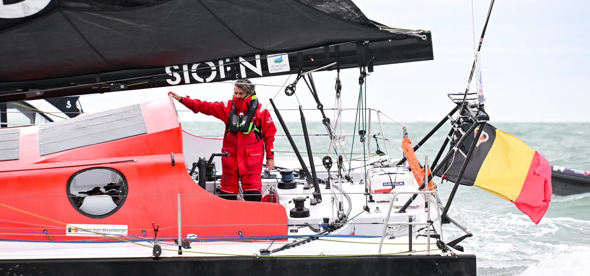 LES SABLES D'OLONNE, FRANCE - 08 MARS 2025 : Le skipper de D'Ieteren Group Denis Van Weynbergh (BEL) est photographié à la dernière place du Vendée Globe, 1 jour après que la ligne d'arrivée ait été fermée sportivement, donc non classée, le 08 mars 2025 aux Sables d'Olonne, France - (Photo by Vincent Curutchet / Alea)