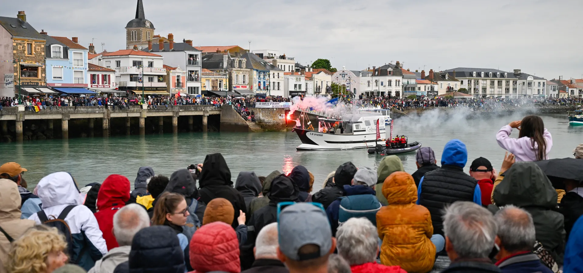 LES SABLES D'OLONNE, FRANCE - 10 MAI 2025 : Des skippers et diverses activités sont photographiés lors de la parade nautique de la remise des prix du Vendée Globe, le 10 mai 2025 aux Sables d'Olonne, France - (Photo by Jean-Louis Carli / Alea)