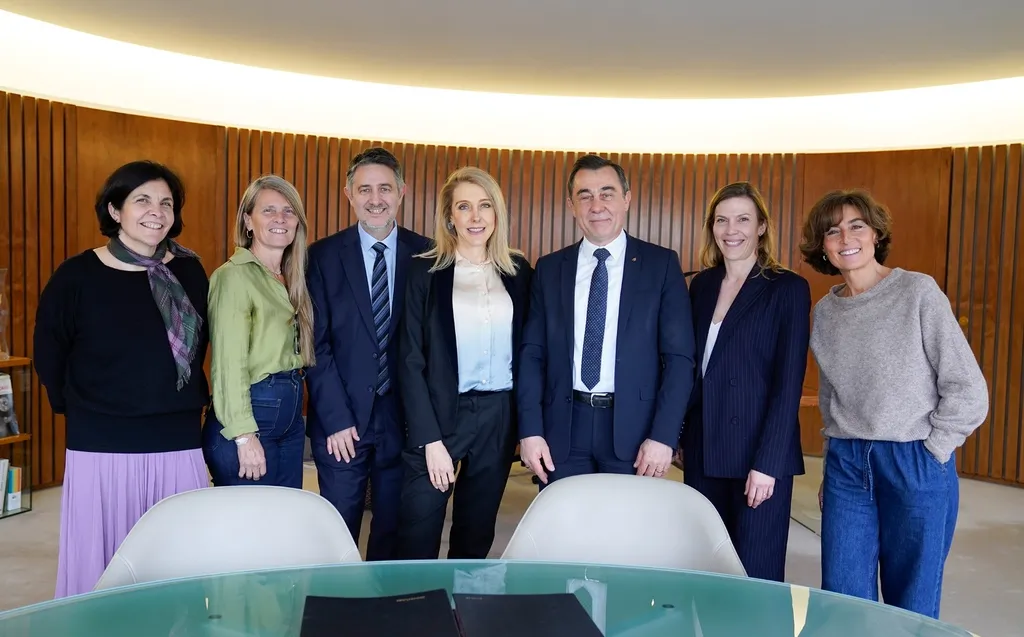 De gauche à droite : Céline Pigalle, Directrice de France Inter - Agnès Vahramian, Directrice de France Info - Laurent Guimier, Directeur du réseau ICI - Sibyle Veil, Présidente-directrice générale de Radio France - Alain Leboeuf, Président du Vendée Globe et du Département de la Vendée - Laura Le Goff, Directrice générale du Vendée Globe - Nathalie Iannetta, Directrice des sports de Radio France / © Christophe Abramowitz / Radio France