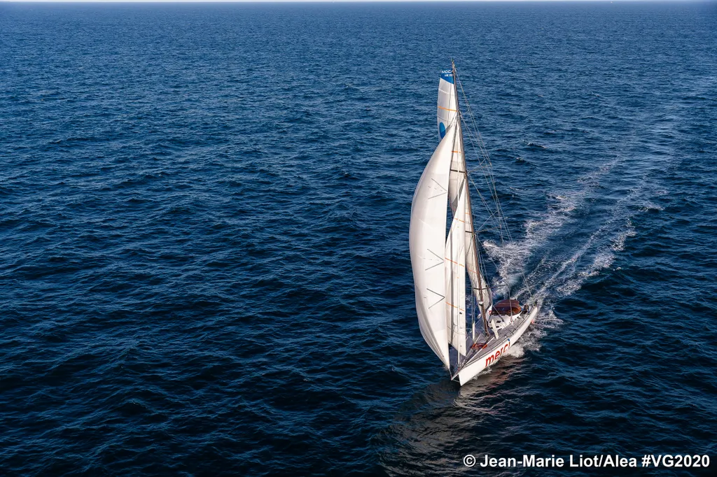 Merci, skipper Sebastien Destremau (FRA) prend le départ du Vendee Globe aux Sables d’Olonne, France, le 8 Novembre 2020