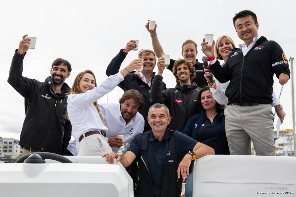 Des skippers et diverses activités sont photographiés lors de la parade nautique de la remise des prix du Vendée Globe, le 10 mai 2025 aux Sables d'Olonne, France