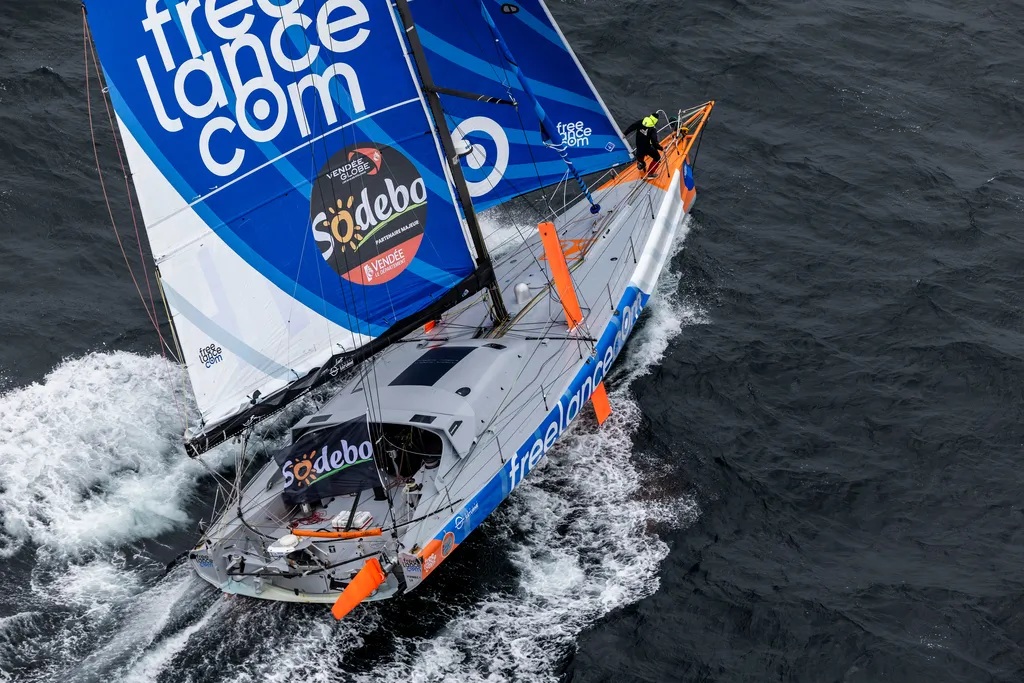 LORIENT, FRANCE - 10 SEPTEMBRE 2024 : Le skipper de Freelance.com, Guirec Soudée (FRA), s'entraîne pour le Vendée Globe, le 10 septembre 2024, au large de Lorient, France - Photo Jean-Marie Liot / Alea