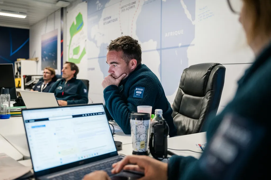 LES SABLES D'OLONNE, FRANCE - 21 OCTOBRE 2024 : La direction de course avec Hubert Lemonnier (Directeur de course), Jacques Caraës, Pierre Hays, Claire Renou et Fabien Delahaye lors du pré-départ du Vendée Globe, le 21 octobre 2024 aux Sables d'Olonne, France - (Photo by Jean-Louis Carli / Alea)