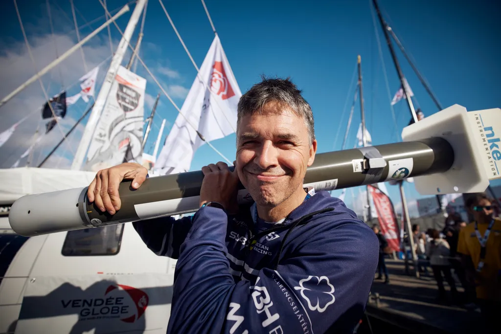 LES SABLES D'OLONNE, FRANCE - 22 OCTOBRE 2024 : Noé Poffa, Ifremer, en compagnie du skipper de New Europe Szabolcs Weöres (HUN) lors de la distribution d'outils scientifiques en coordination avec l'UNESCO, avant le départ du Vendée Globe, le 22 octobre 2024 aux Sables d'Olonne, France - (Photo by Anne Beauge / Alea)
